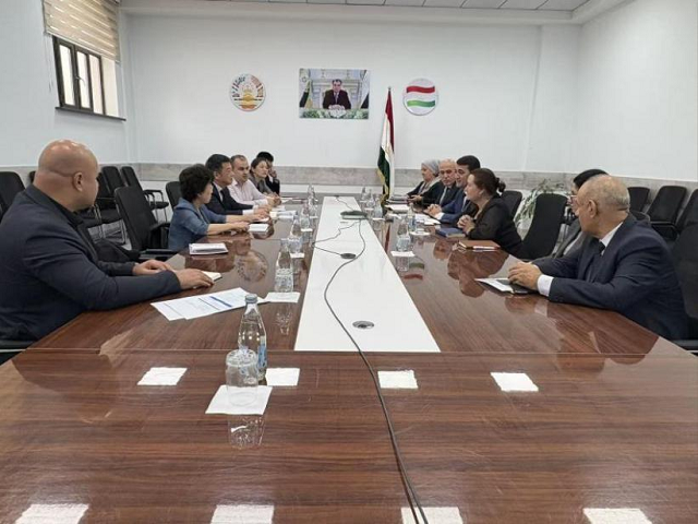 图为参访塔吉克斯坦卫生与社会保障部